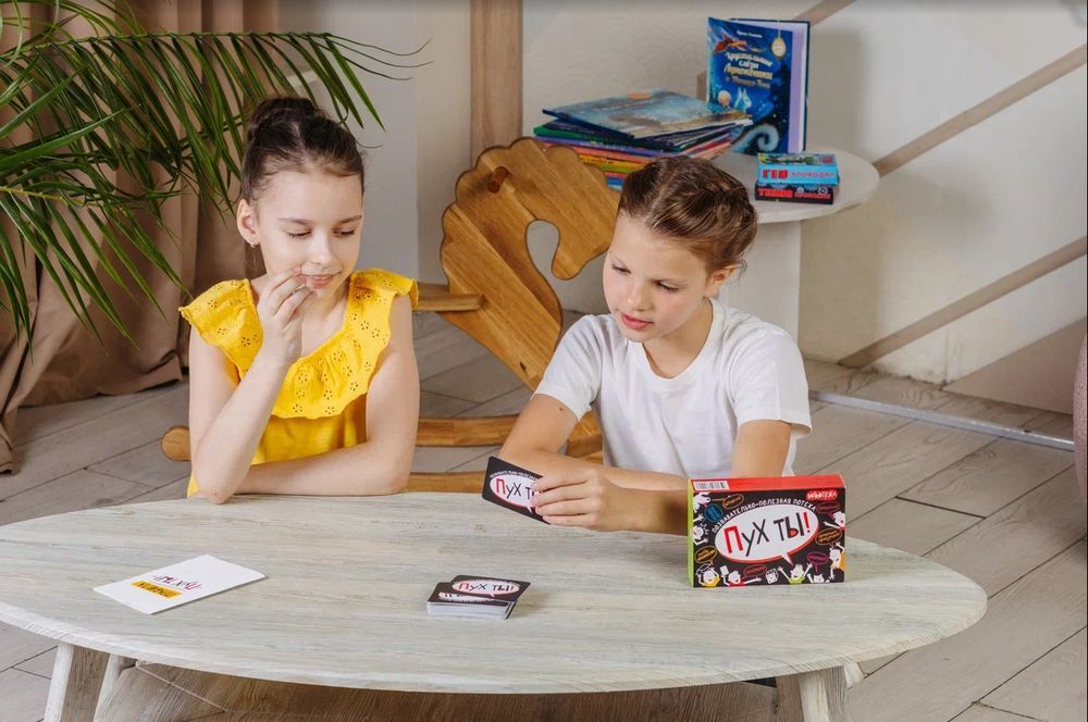 Дети играют в настольную игру