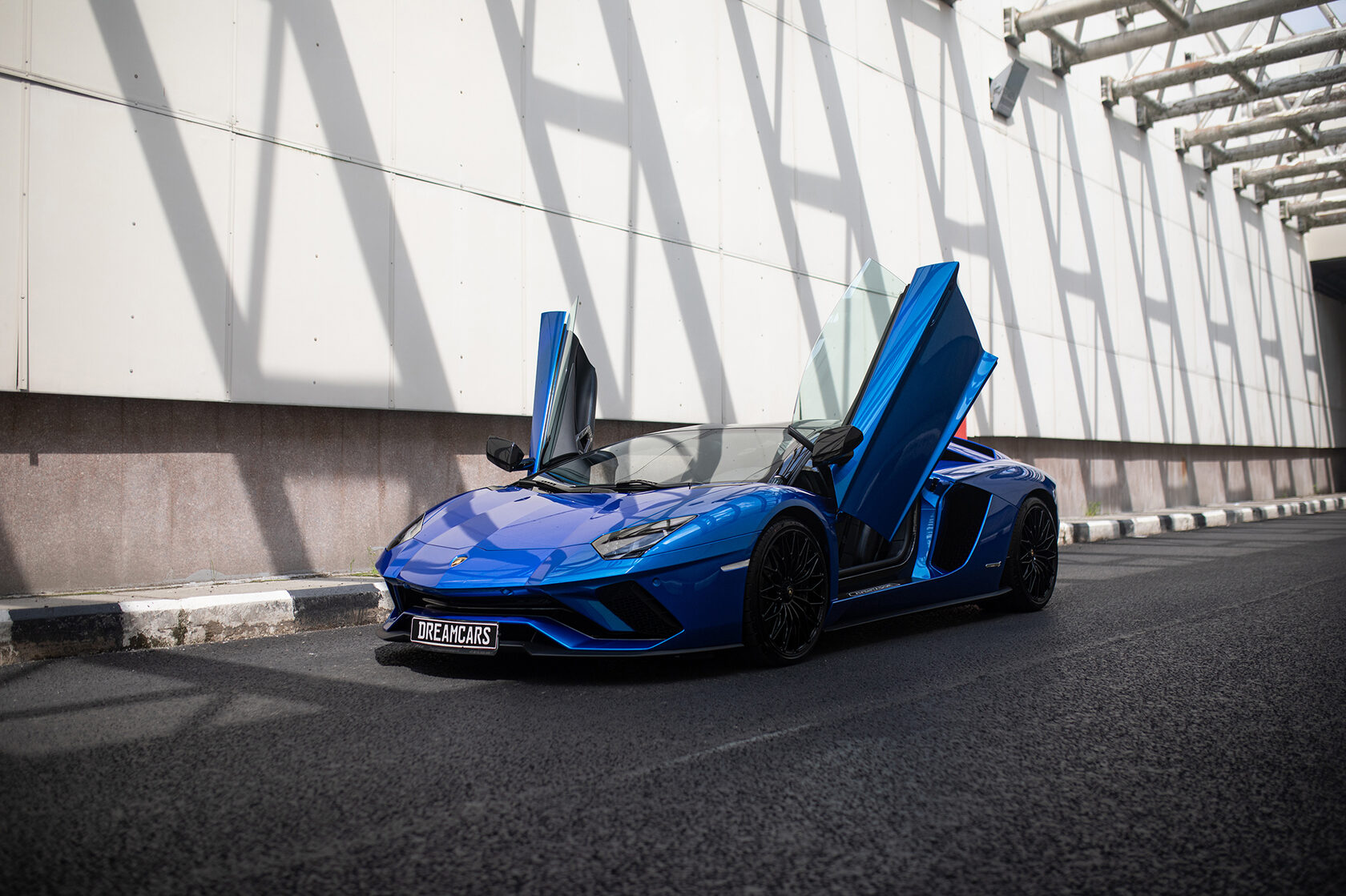 Аренда Lamborghini Aventador S в Москве, прокат Ламборгини Авентадор  S(Ламборджини Авентадор S) c водителем и без - Moscow Dream Cars