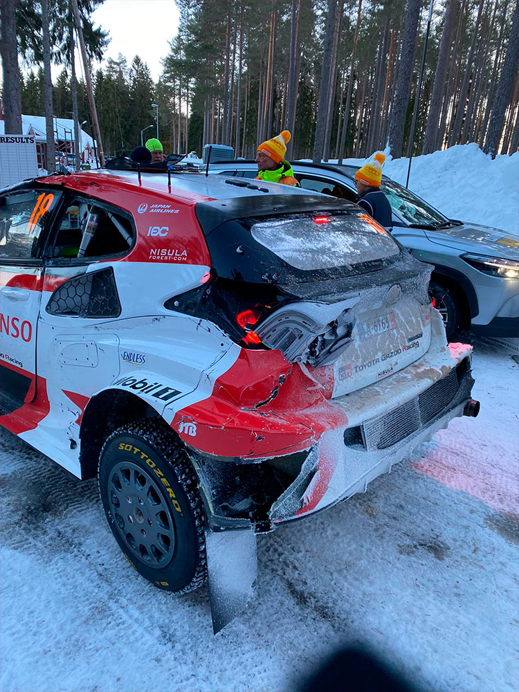 После аварии: Toyota GR Yaris Rally1 (A-6765) Такамото Кацуты и Аарона Джонстона, ралли Швеция 2023