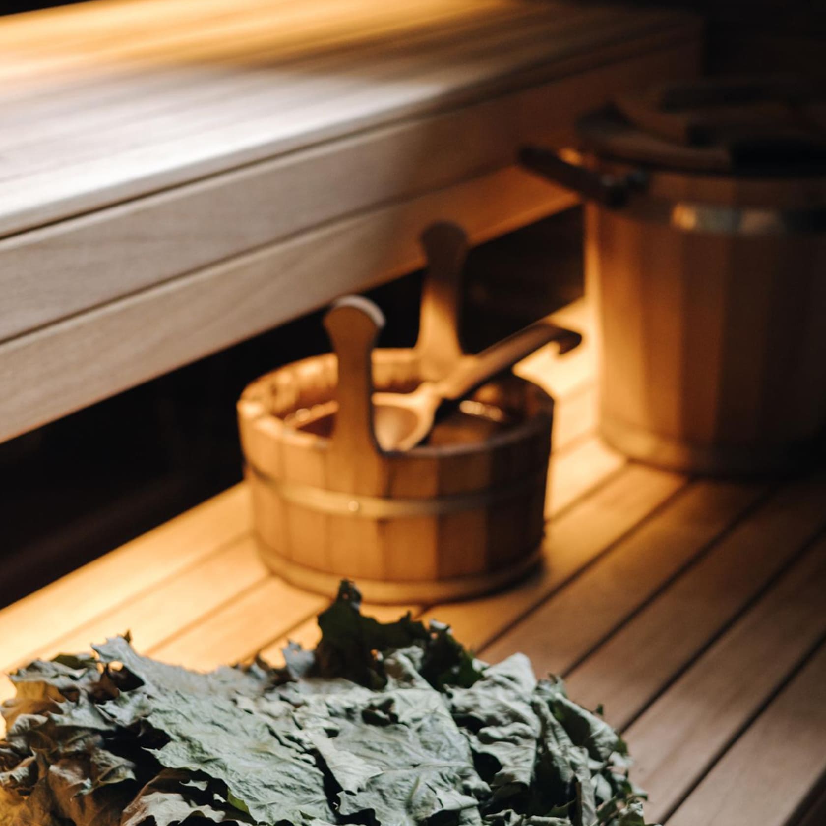 Баня-бочка на участке с отдельной зоной отдыха и помывочной