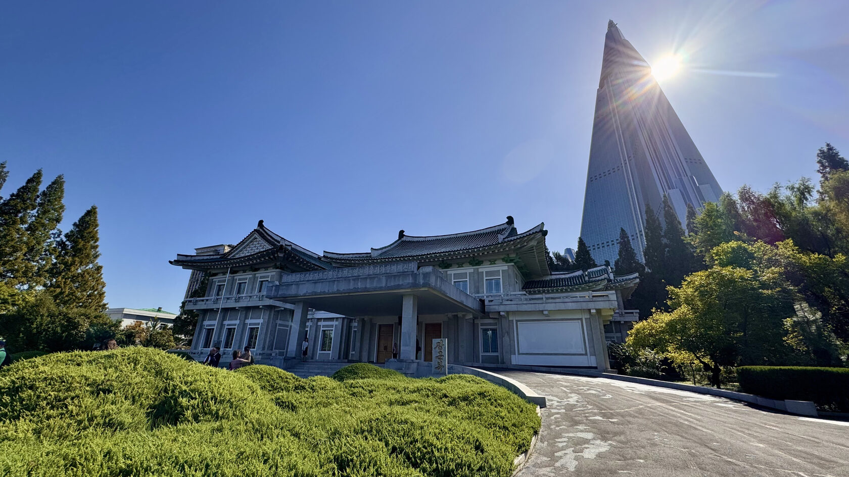 Пхеньянский институт вышивки. Пхеньян. КНДР