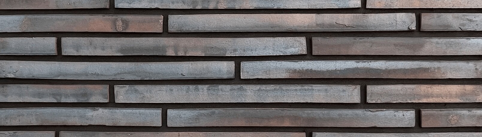 Тёмный ригельный кирпич: плюсы, минусы и готовые решения