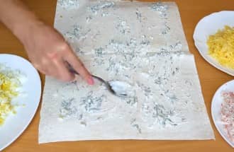 Приготовление рулета из лаваша с крабовыми палочками: шаг 8