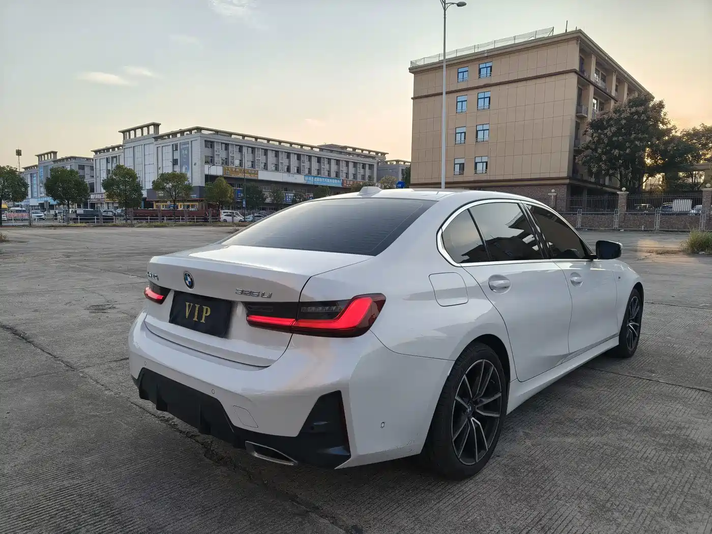 BMW 325Li G28 2024 M Sport Night Edition — задняя часть белого седана, ракурс в три четверти