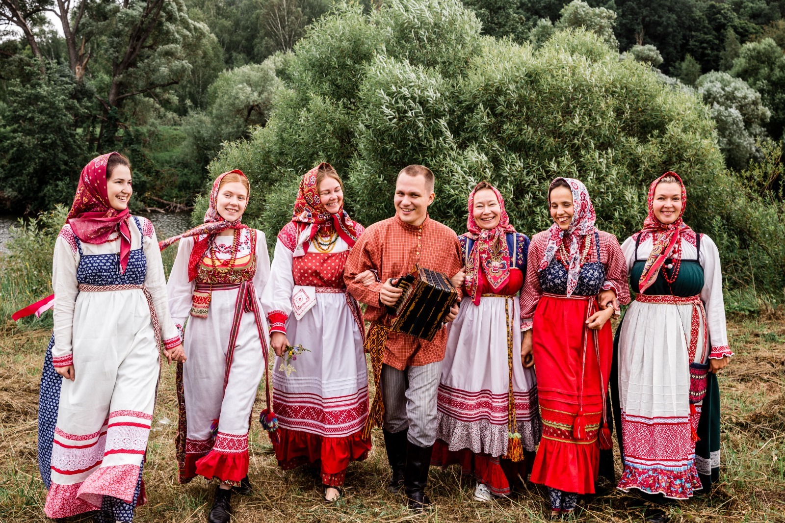 Фолк ансамбль Слобода. Славянская фолк группа. Славянский фолк. Славянский фолк инструменты.