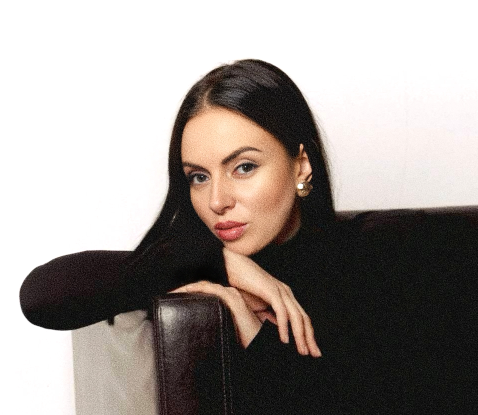 девушка смотрит прямо подложив руку под лицо