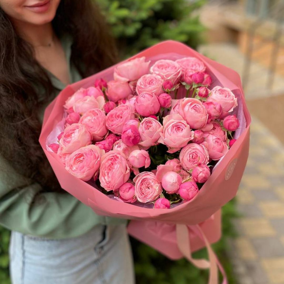 Flora краснодар. Флорист на белом фоне. Цветочный магазин flora. Краснодар ул. Улица командорская 5/3 краснодар.