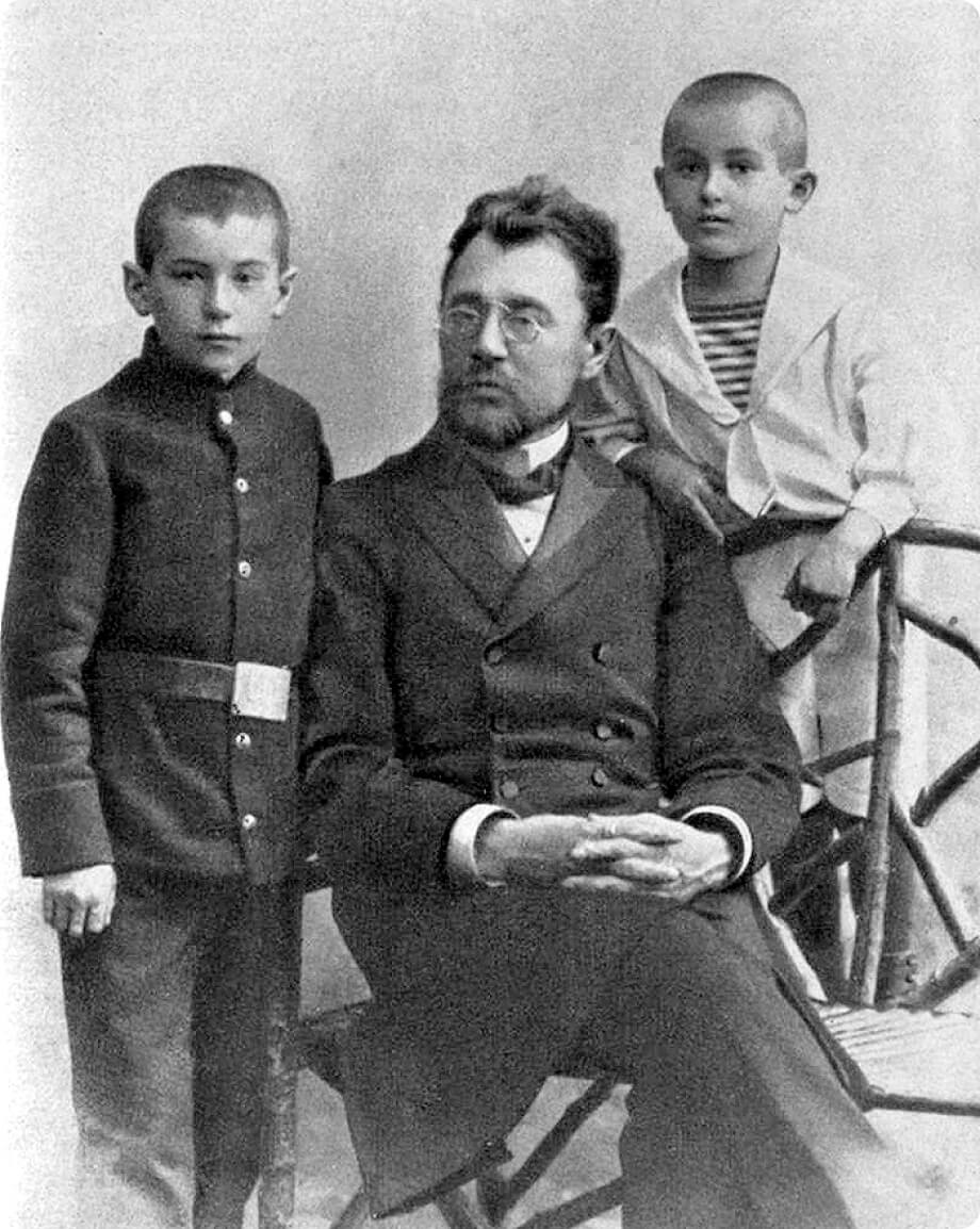 Пётр Васильевич Катаев с сыновьями Валентином (слева) и Евгением. Одесса, 1910