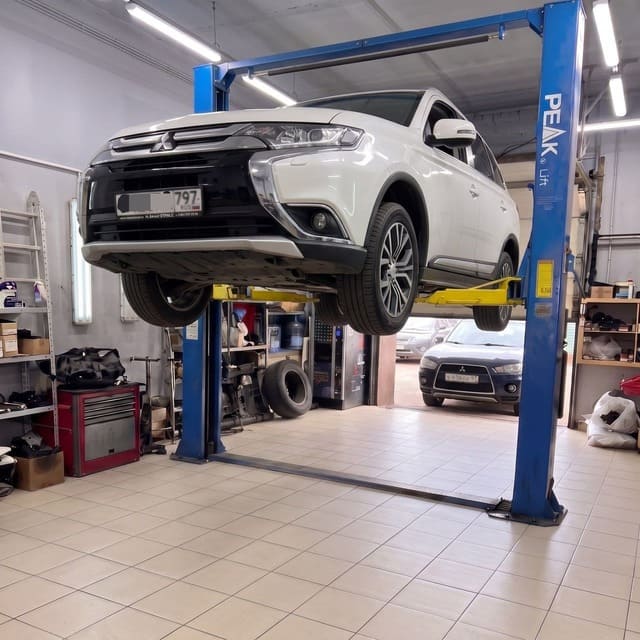 Mitsubishi Outlander на подъёмнике поле ремонта и установки вариатора