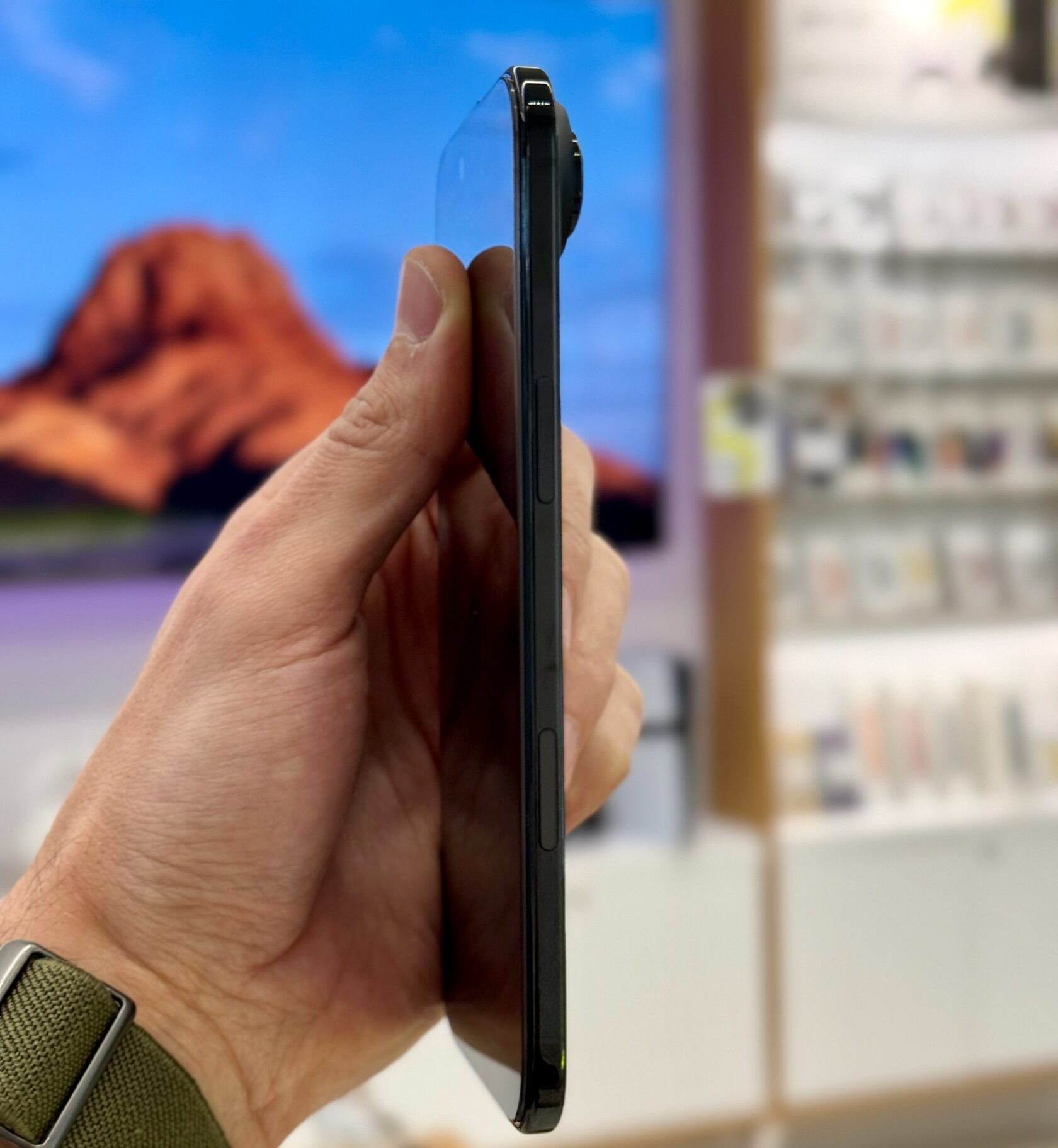 Какие модели iPhone 17 в России поддерживают только eSIM