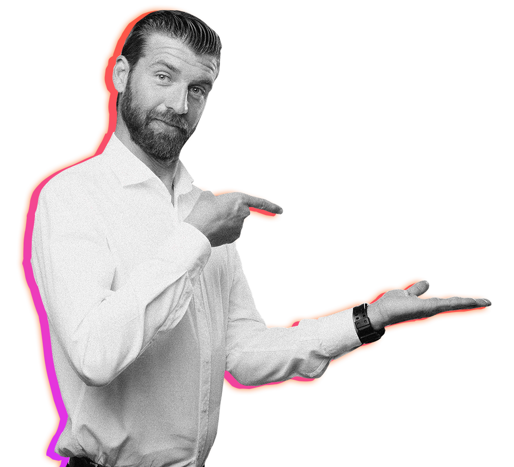 мужчина в белой рубашке