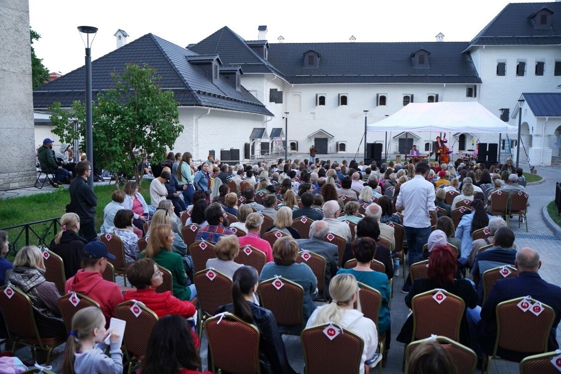 Open-air folk concert near the Krom walls