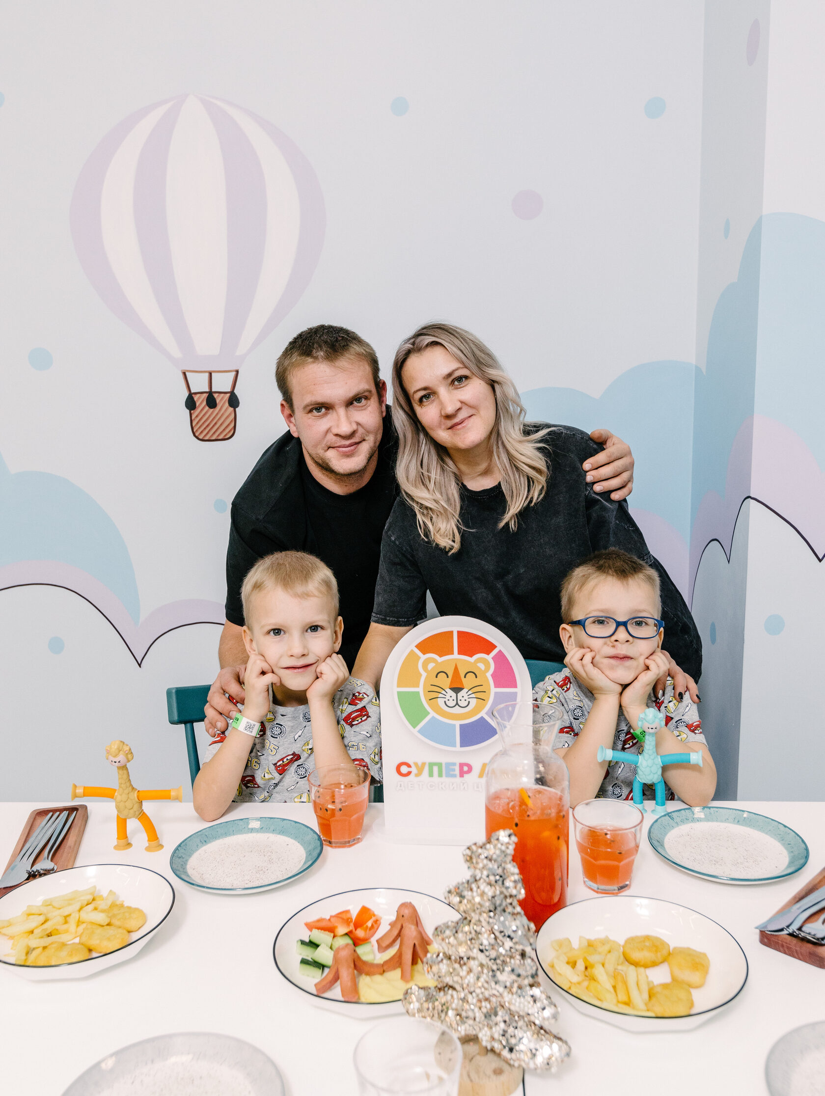 Праздник: семья за столом