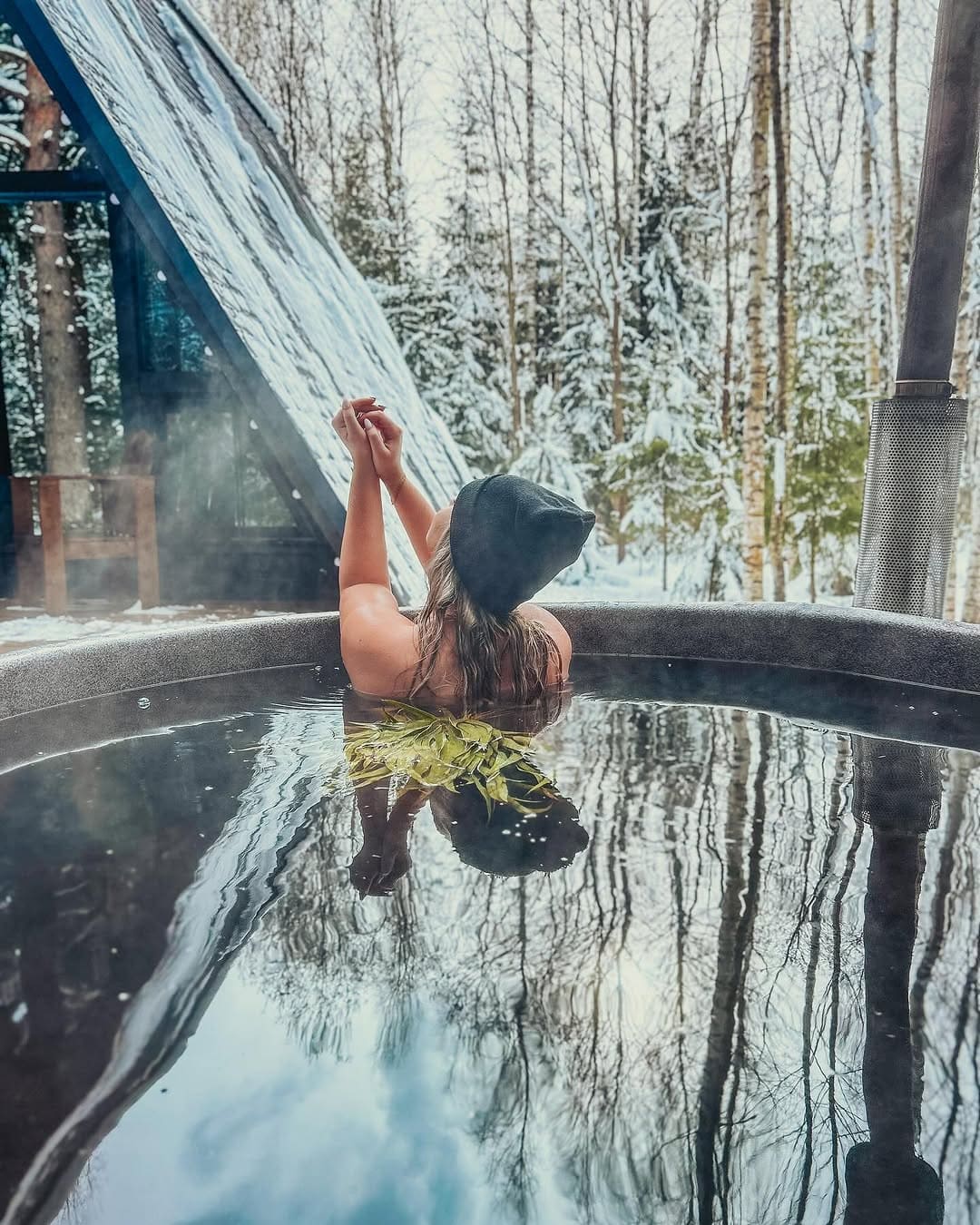 Горячая купель как часть подарка на отдых в глэмпинге Под кронами