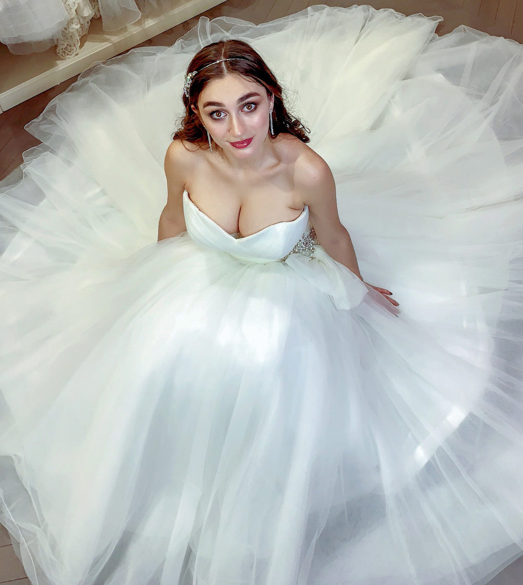 Как выбрать свадебное платье невесте с большой грудью?