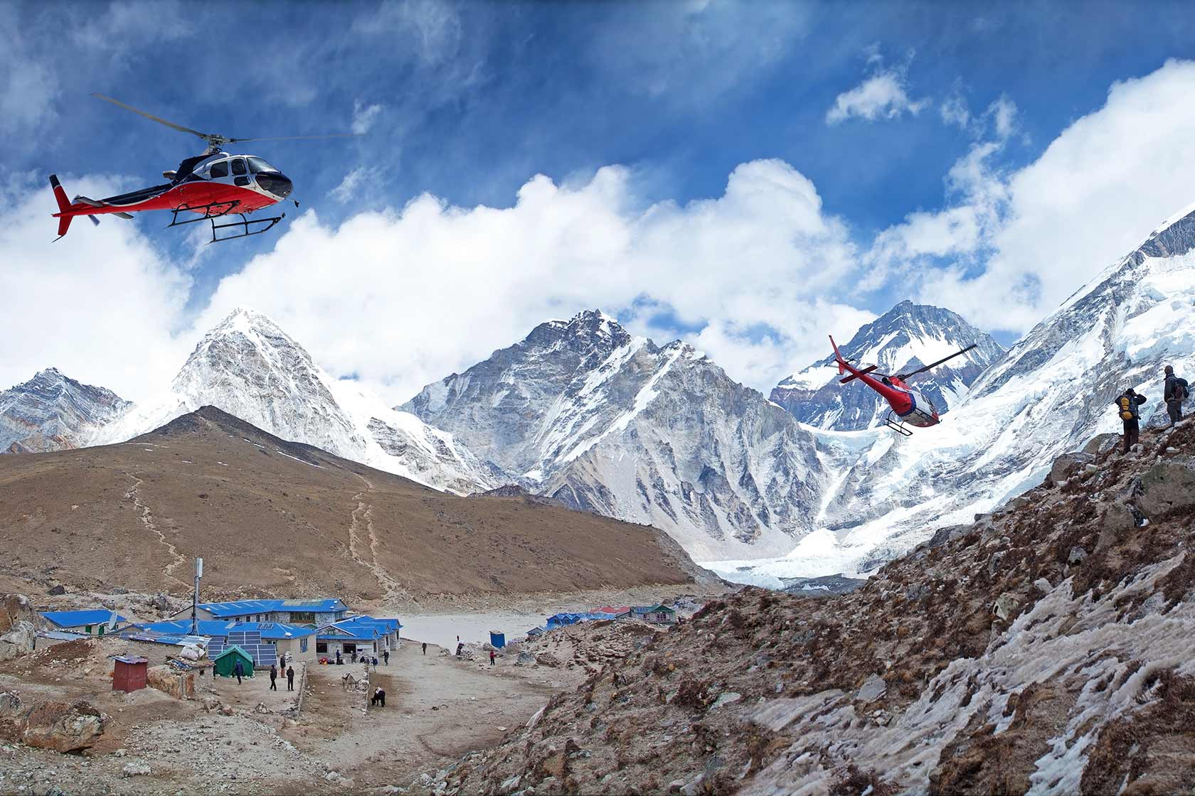 Вертолет перевозит груз в базовый лагерь Эвереста