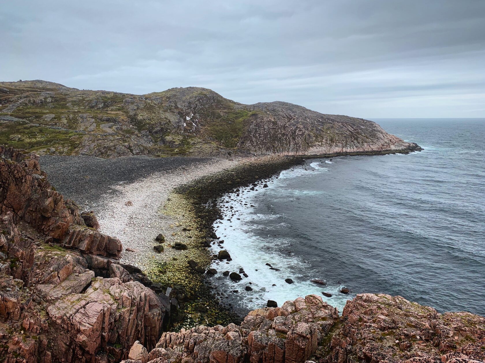 The coast of the waves. Баренцево море Териберка. Териберка скалы. Каменный пляж Териберка. Пляж яйца дракона Териберка Баренцево море.