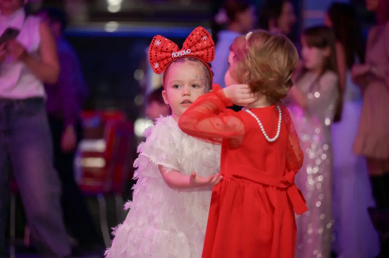 Две маленькие девочки на новогоднем празднике Be Music