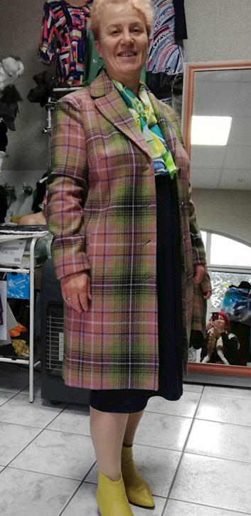 Дамско палто в многоцветно каре от Русенската фирма Ефреа