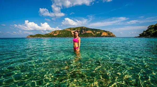 Прозрачная вода и зелёный островок у пляжа