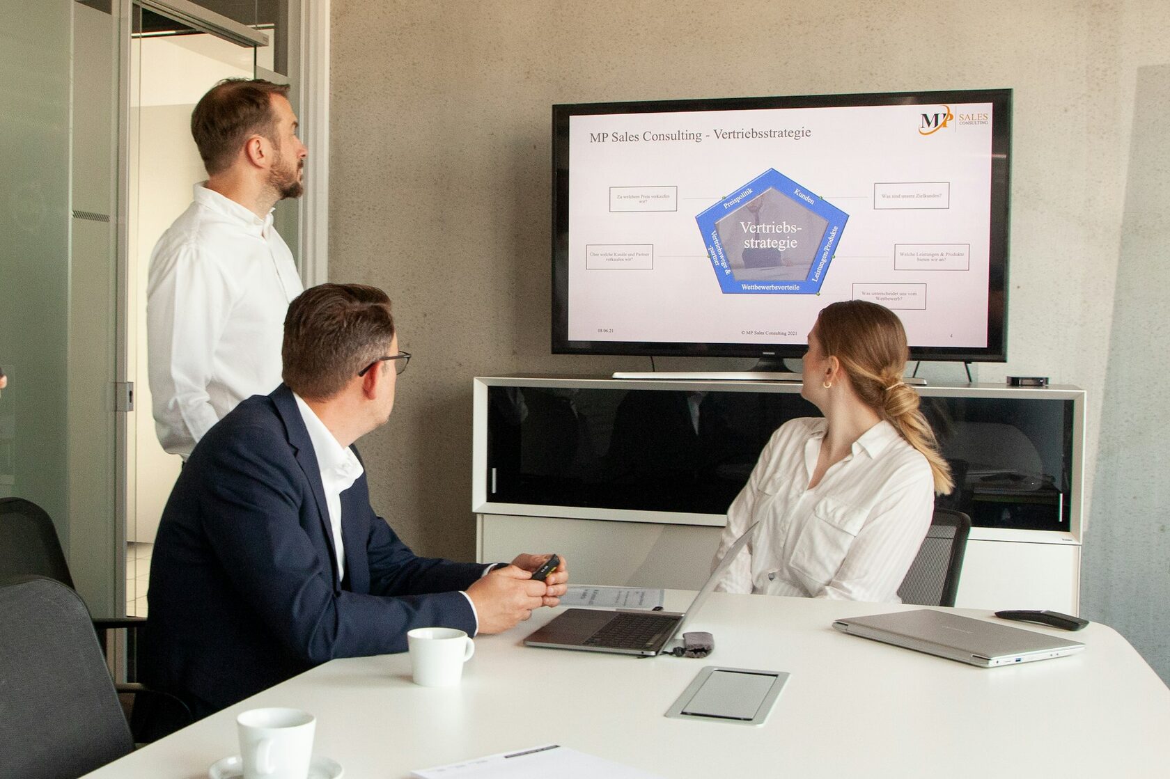 CRM-система с воронкой продаж по сегментам клиентов