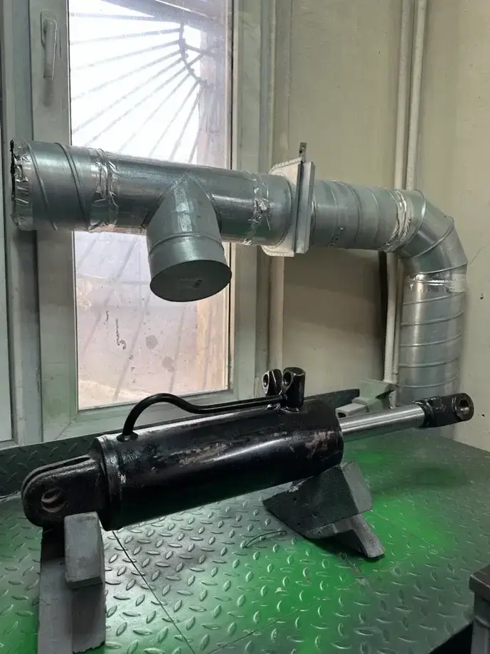 Гидроцилиндр после ремонта на рабочем столе мастерской