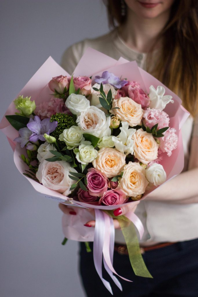 Авторские букеты цветов до 4000 рублей от Арт-студии Подари