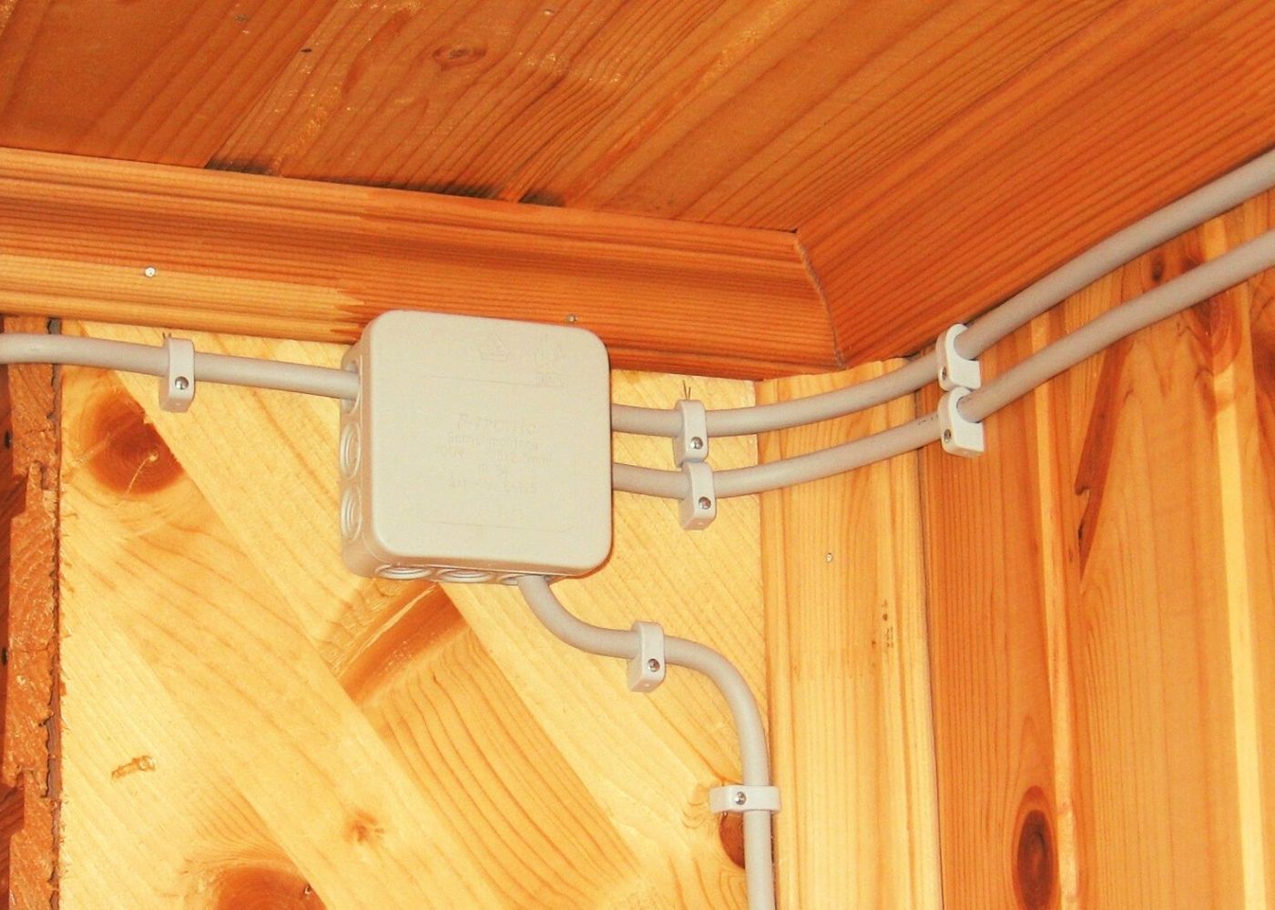 Прокладка проводки в деревянном доме в кабель канале
