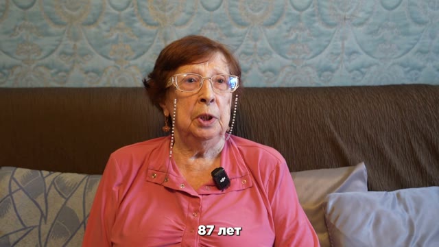 Социальный помощник Евгения Хаустова поддерживает 87-летнюю Анну Черкасову