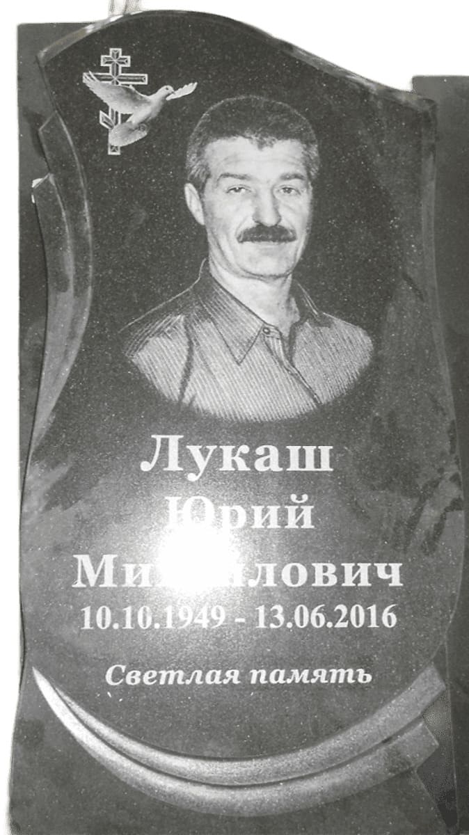 Памятник из Китайского гранита с вырубной формой, размер 800х400