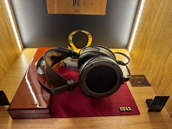 Изображение выглядит как в помещении, Наушники, стена, стол

Автоматически созданное описание