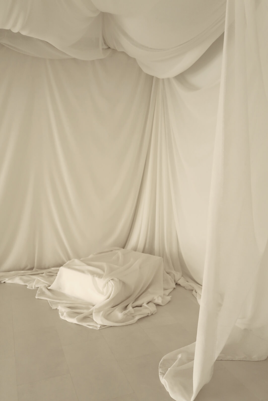 Фотостудия STUDIO’19 в Челябинске 2 оранжевое кресло