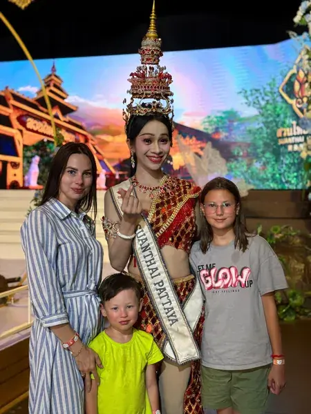 Семья фотографируется с артисткой