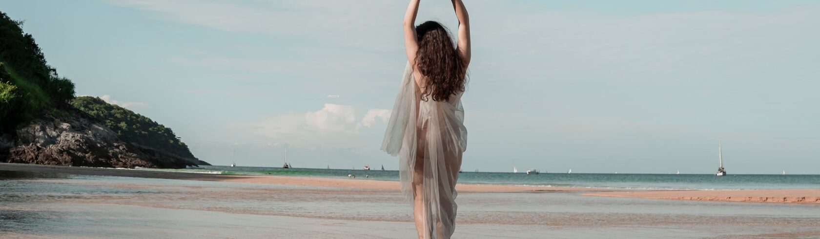 Фотосъемка кольца и браслета Swarovski с использованием студийного освещения и реквизита для создания стильного образа.