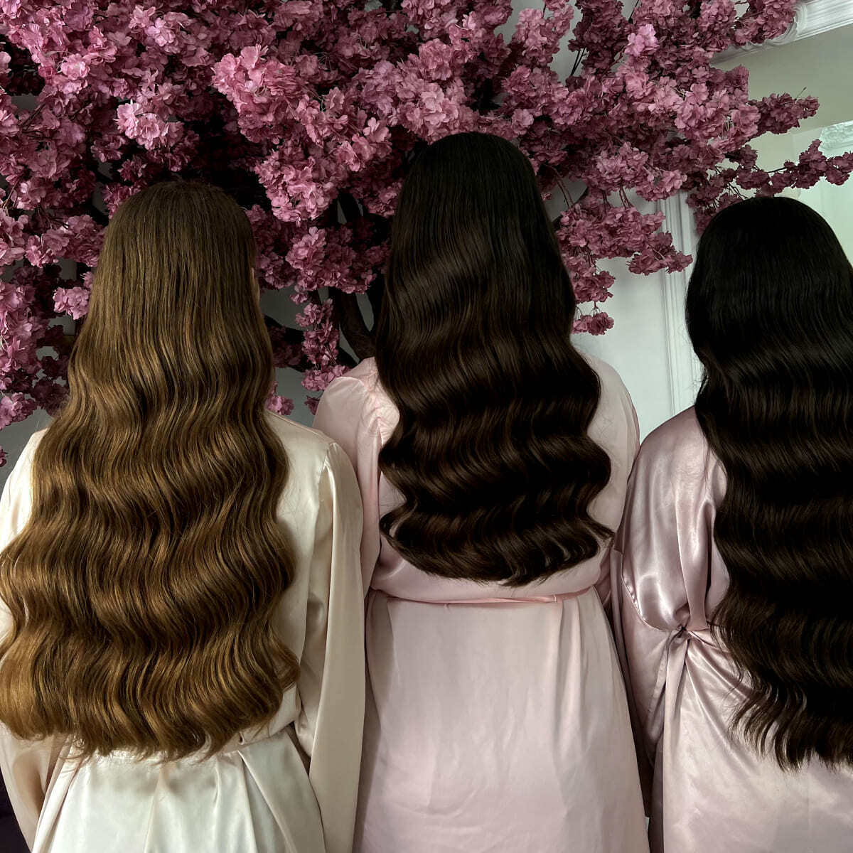 Работа учениц после прохождения курса мастер по причёскам. Три девушки с шикарными голливудскими волнами