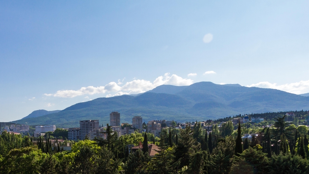 Лесной алушта. Алушта, aluşta. Алушта Крым. Гостиница ла роз в Алуште.