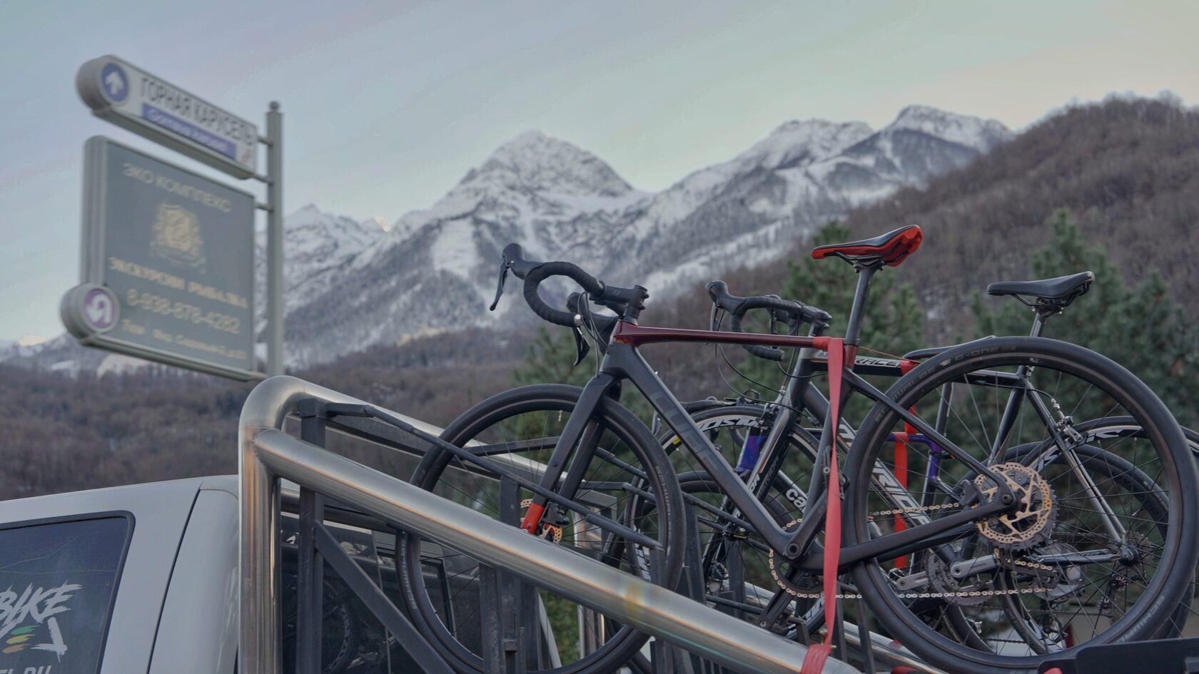 Велосипеды BikeLevel на фоне гор Красной Поляны