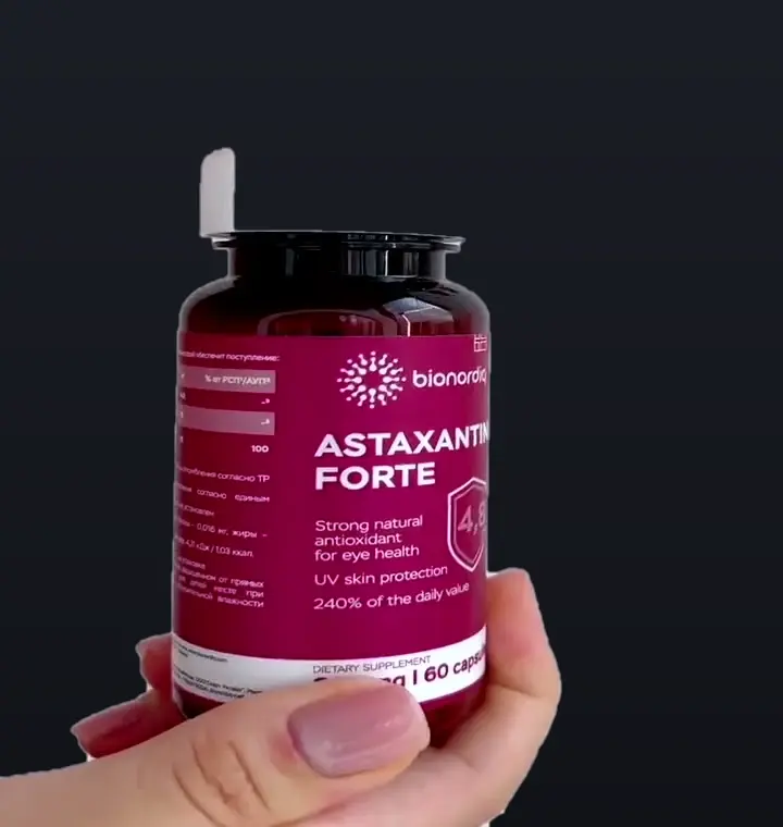 Банка астаксантина Bionordiq Astaxanthin Forte в кадре видео карточки товара