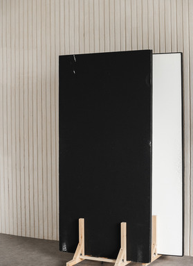 Стул на белом фоне в зале CYCLORAMA в фотостудии в Липецке