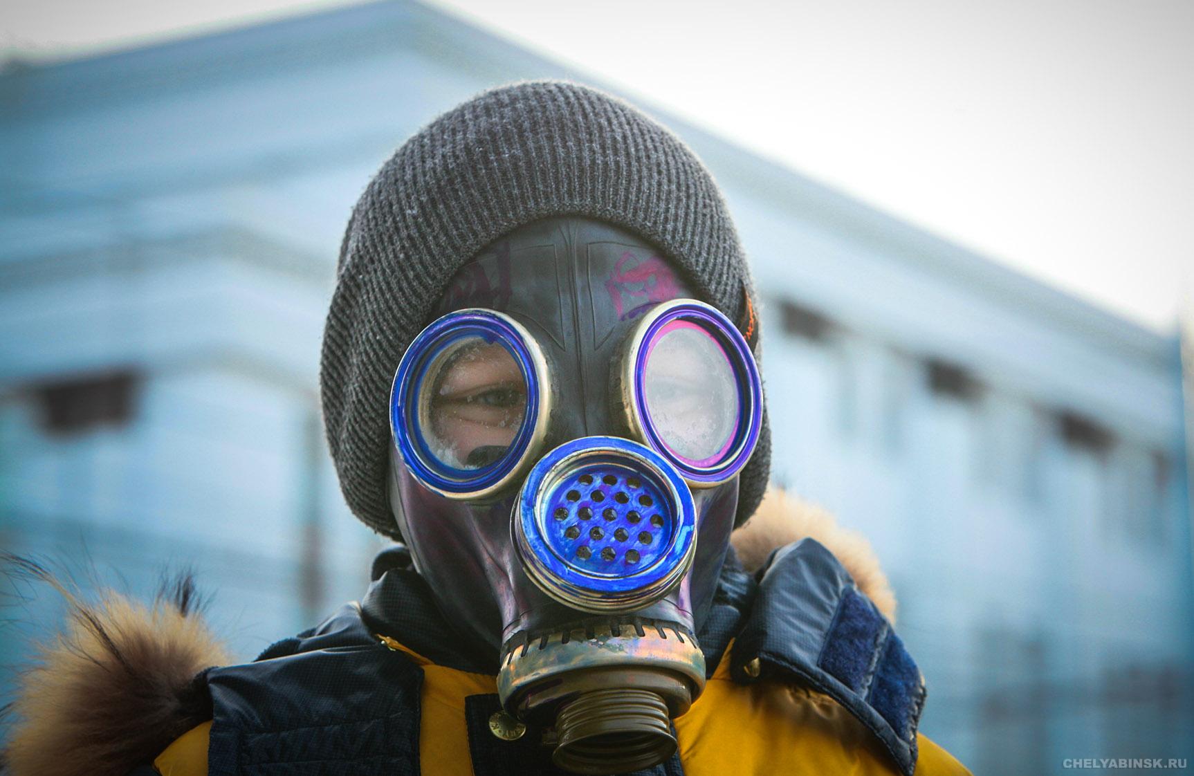 Противогаз воздух. Противогаз. Человек в противогазе. Лицо в противогазе. Противогаз радиация.