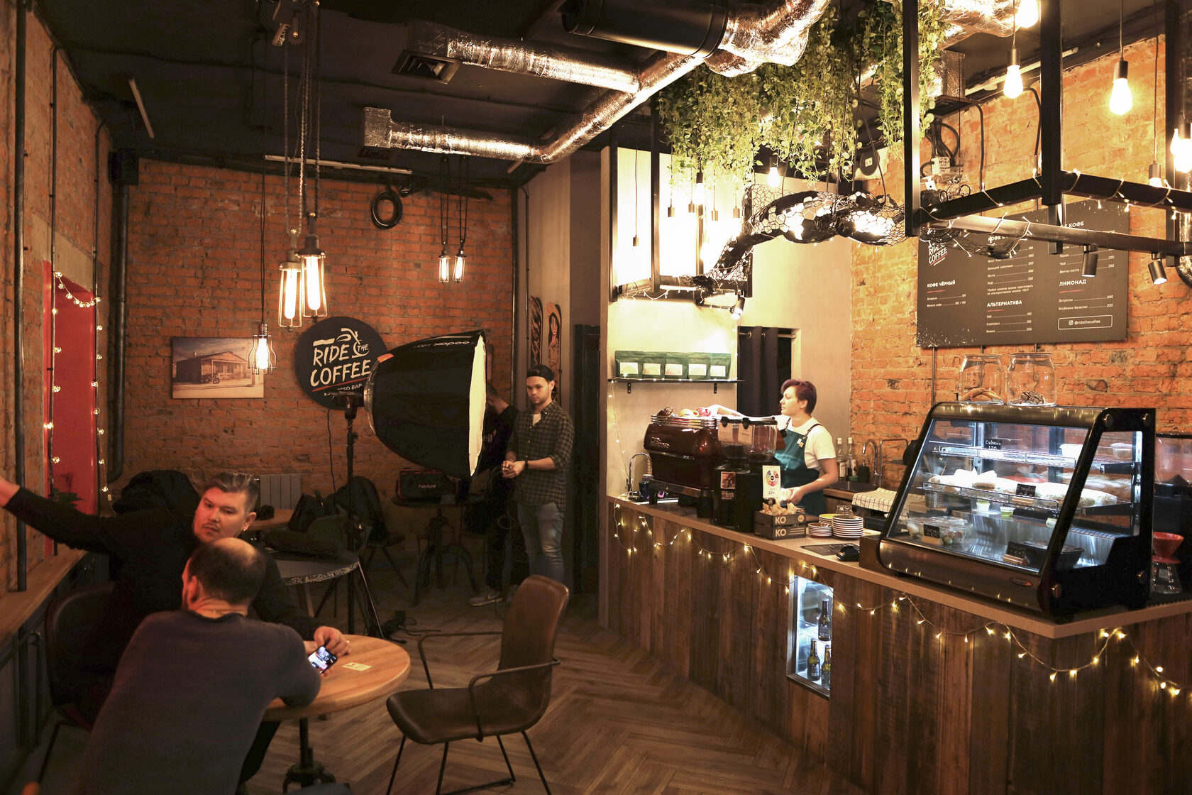 Обворожительный интерьер мини-кафе: фото ниже