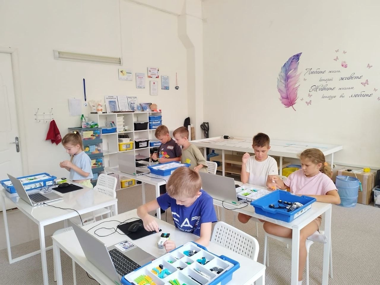 Ребёнок с ОВЗ на занятии с логопедом в центре Логос, Краснодар