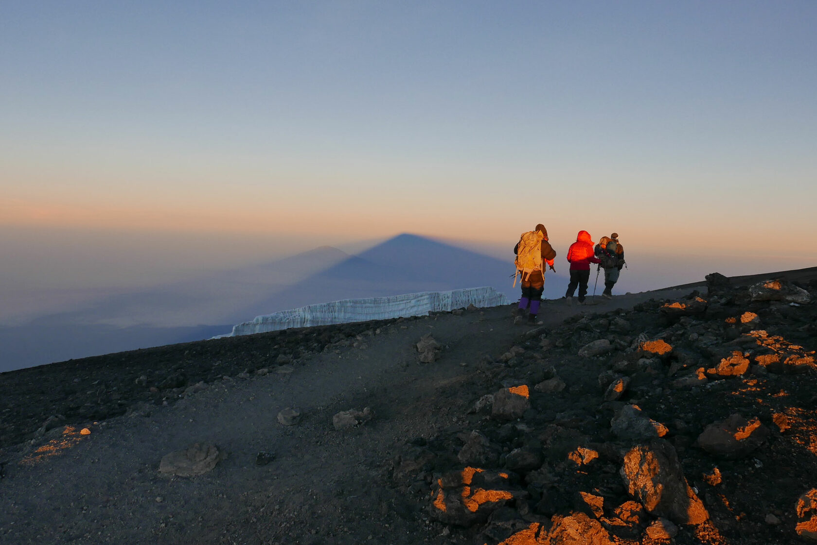 Туристы идут на вершину Килиманджаро на рассвете