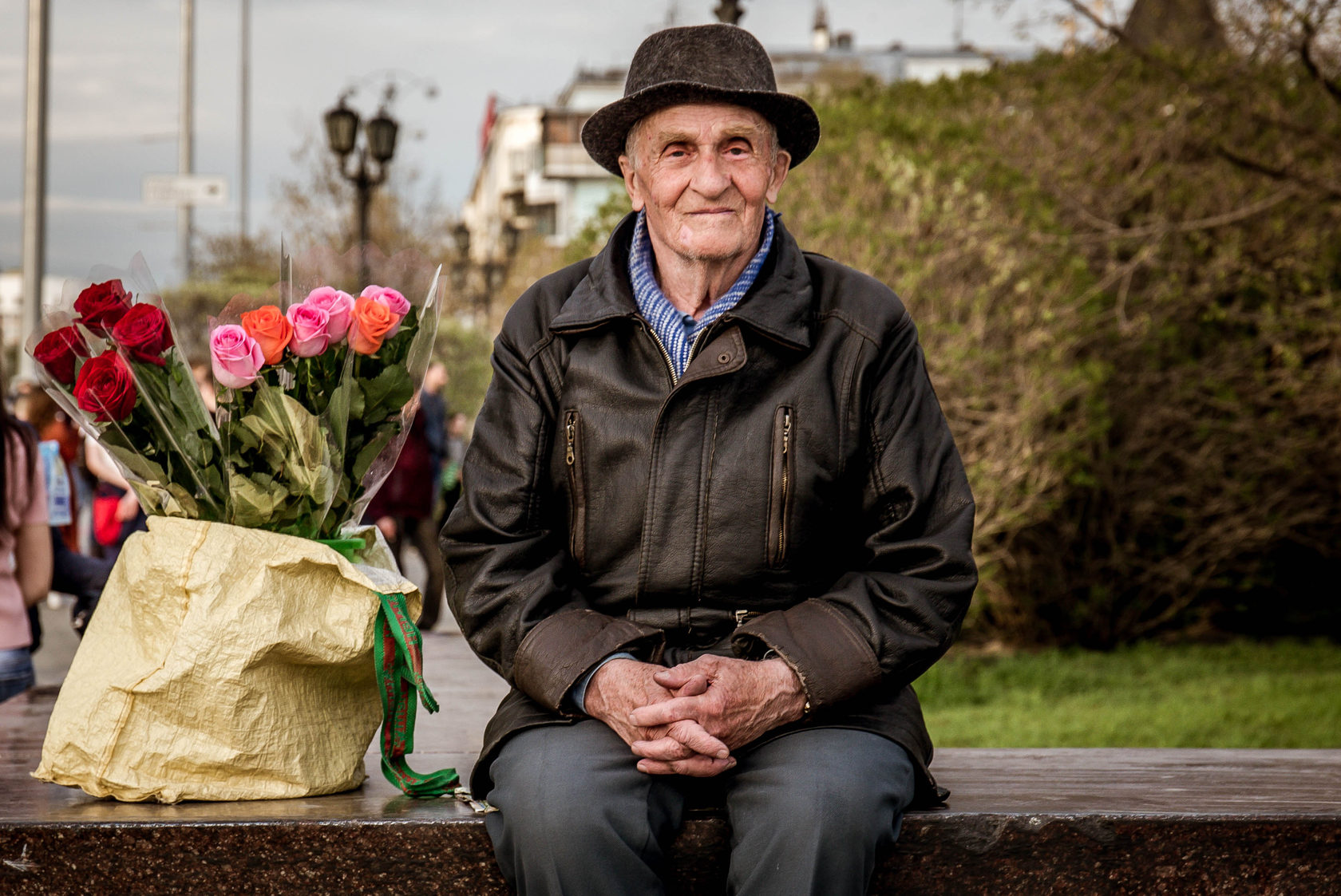 Пожилые мужчины с большими. Дедушка пенсионер. Пенсионер в шляпе. Старик в шляпе. Старики в России.