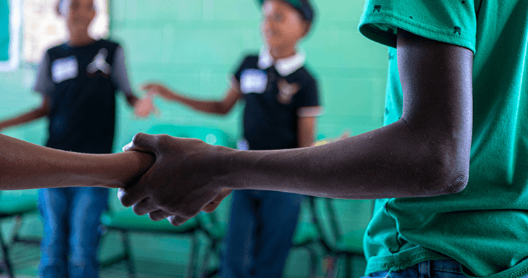 держат за руки