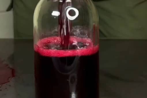 Приготовление настойки из чёрной смородины на водке: шаг 4