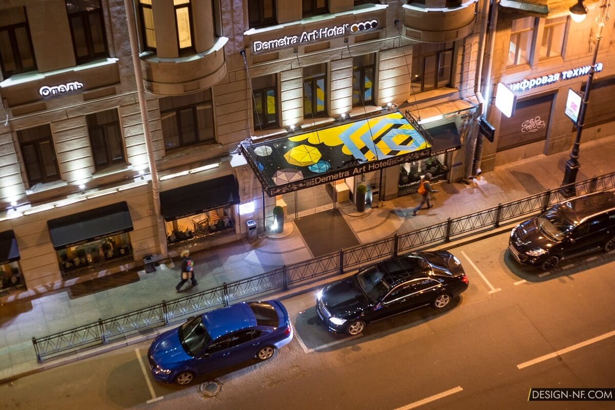 Граффити на козырьке отеля