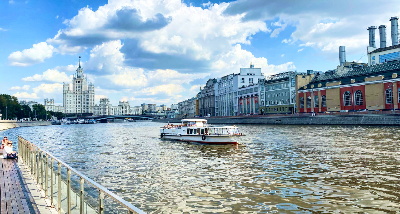 Прогулка по москве реке на теплоходе зарядье. Теплоход Жемчужина Москва. Прага теплоход по Москва реке. Теплоход Прага Москва. Теплоход Прага Москва фото.