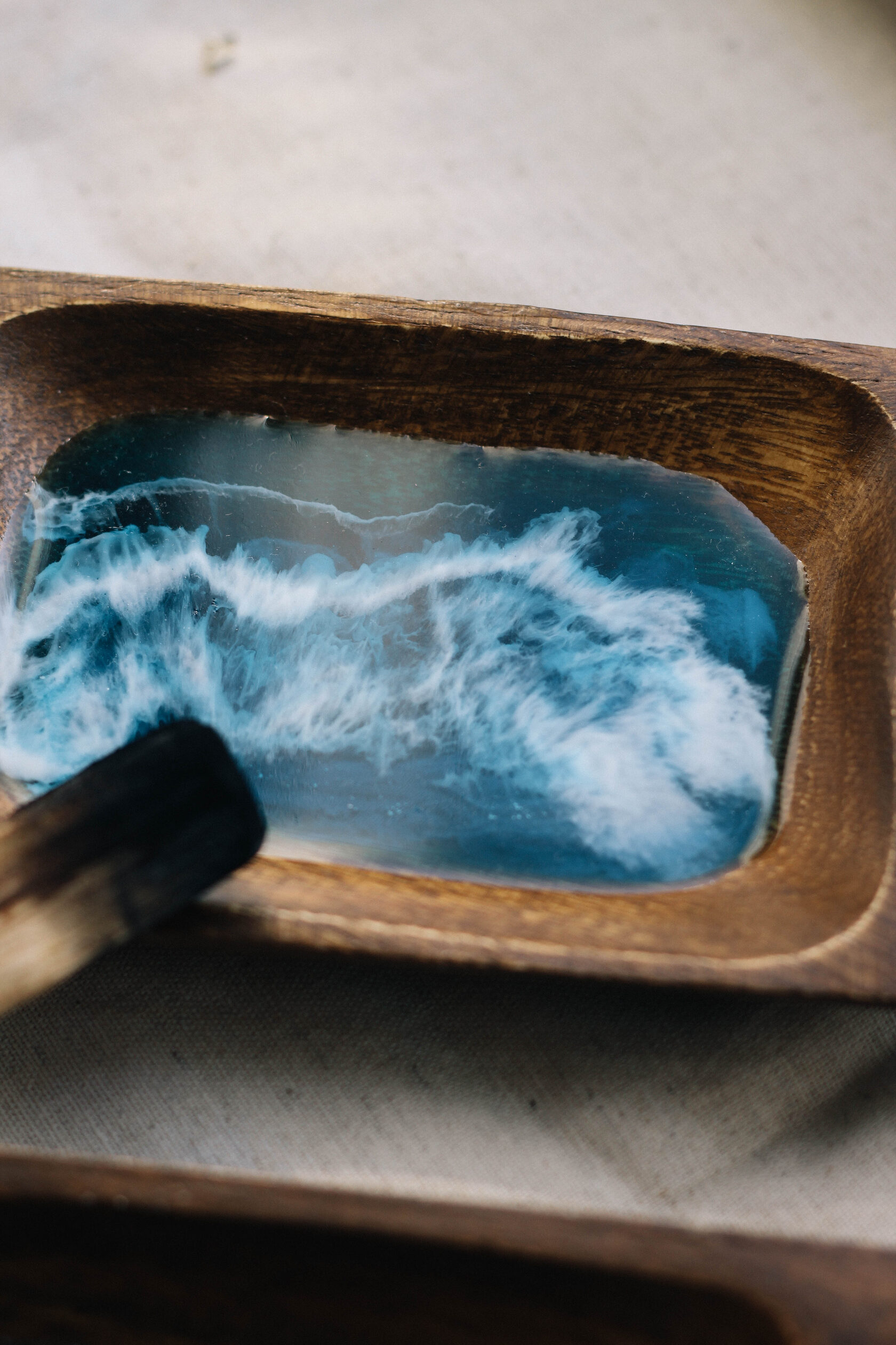 Деревянная миска из эпоксидной смолы с эффектом моря