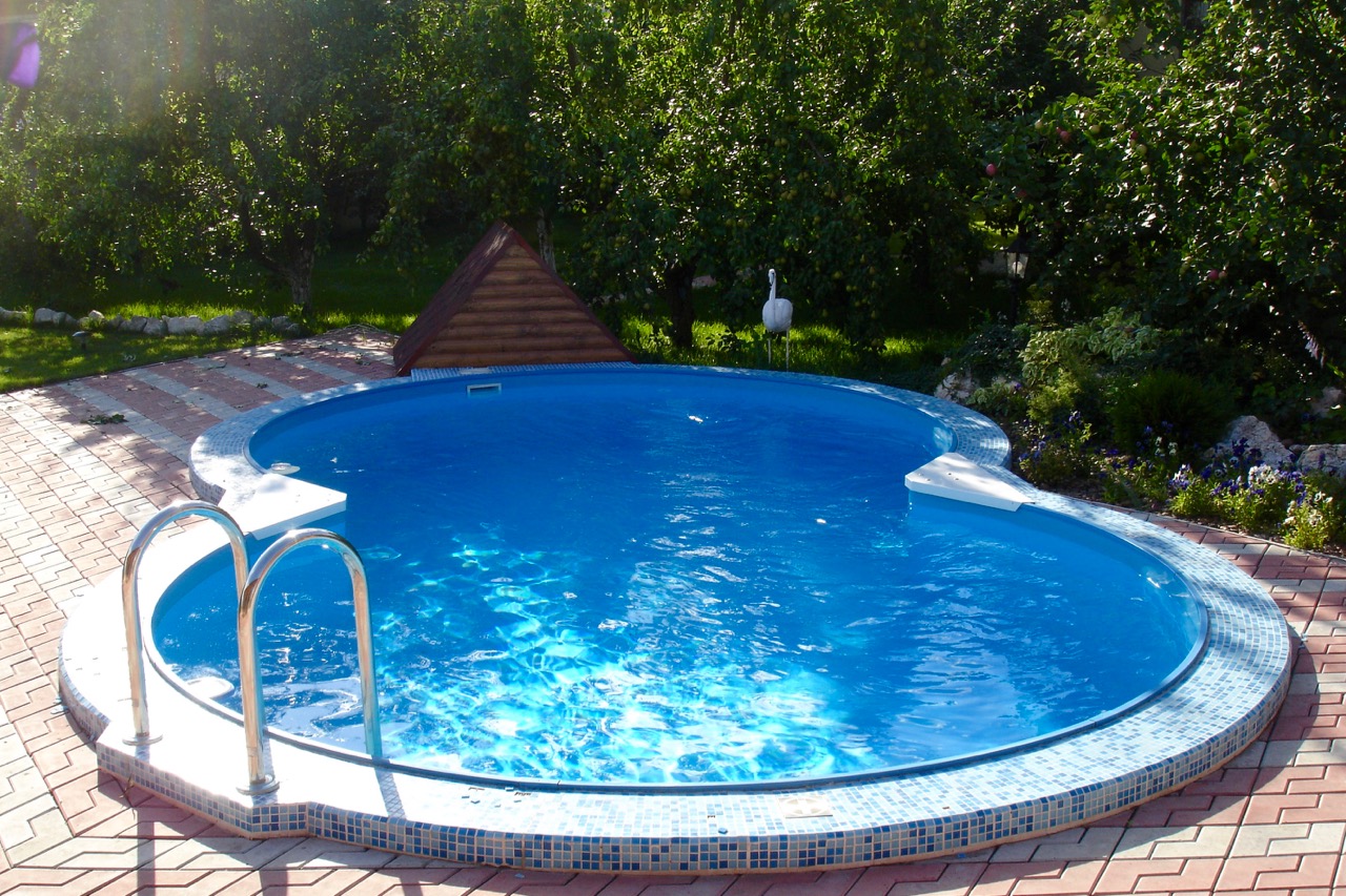 уличный бассейн. красивая баня на даче. бассейн 6х3 уличный композитный. каркасный бассейн. стационарный бассейн для дачи.